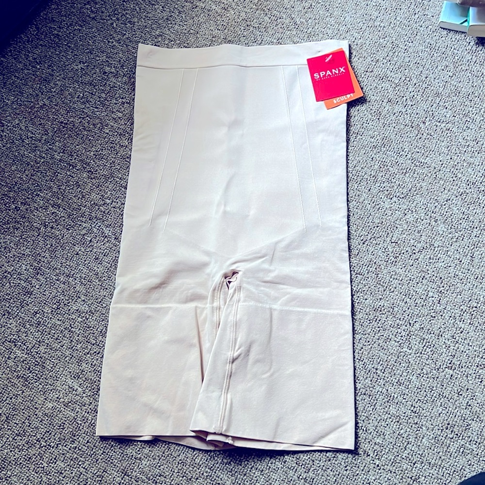 Spanx NWT SS1915 Beige OnCore High-Waisted Mid-Thigh Shorts S NWT